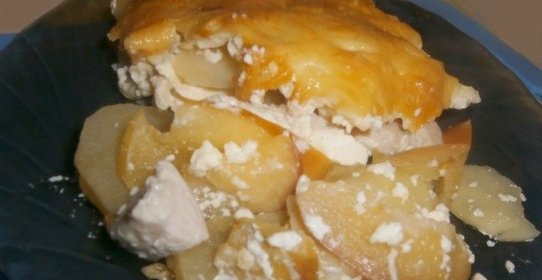 Курица запеченная с яблоками и картошкой