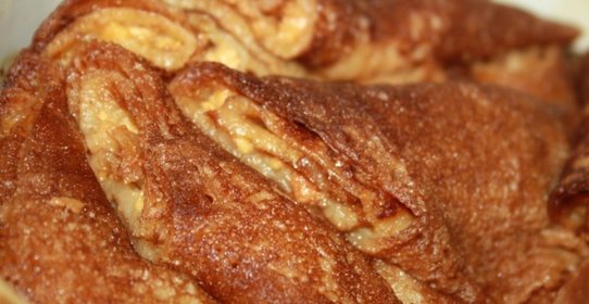 Блинчики с творогом и курагой, томленые со сливочным маслом