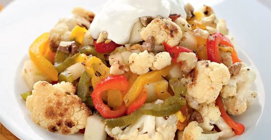 Салат из цветной капусты и печеного перца с грецкими орехами