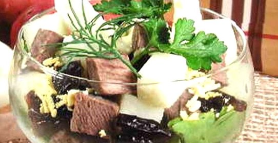 Праздничный салат с индейкой, ананасами и черносливом