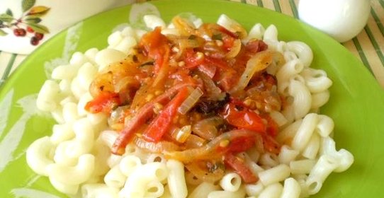 Паста с помидорами черри и колбасой