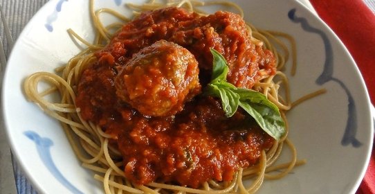 Паста с фрикадельками в томатном соусе