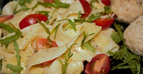 Паста со шпинатом и помидорами черри