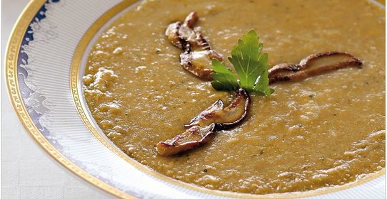 Грибной суп с сухариками и петрушкой