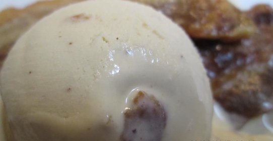 Сливочное мороженое с карамельным беконом