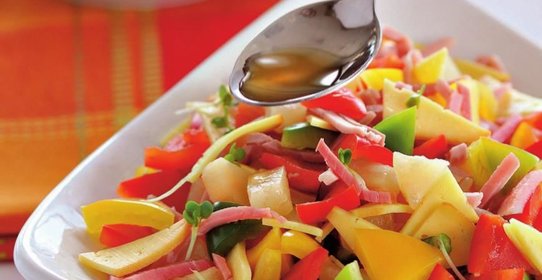 Салат из трех перцев с окороком и сыром
