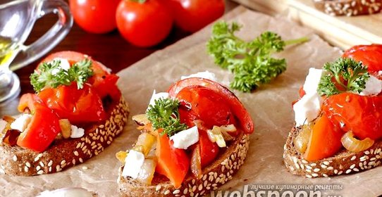 Брускетта с перцем, помидорами и соусом песто