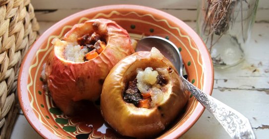 Печеные яблоки с тыквой, изюмом, грецкими орехами и корицей