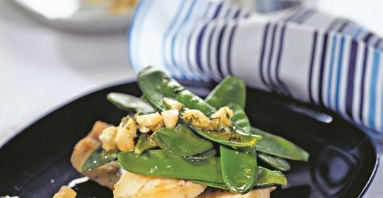 Рыба со стручковым горошком и миндалем