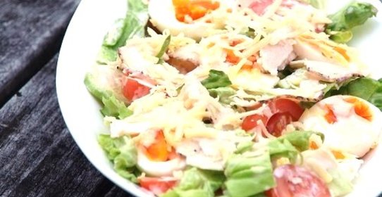 Свежий салат с курицей и яйцами