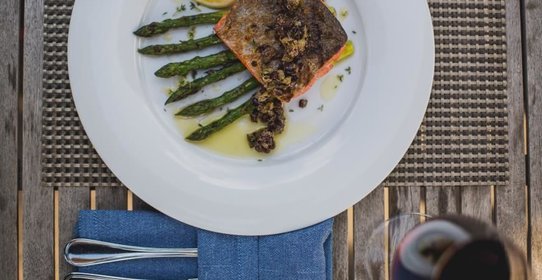 Нерка со спаржей и оливковой сальсой