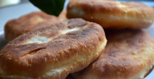 Пирожки жареные с картофелем и колбасой