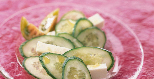 Салат из огурцов с сыром фета