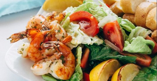 Салат с креветками на гриле