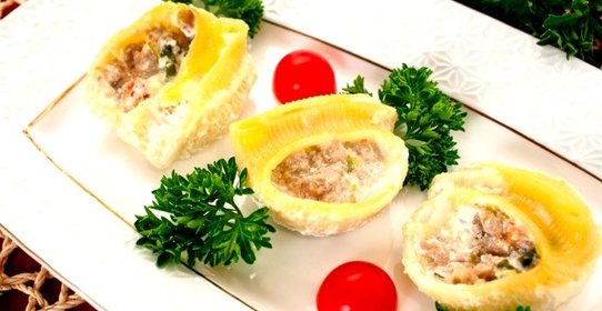 Ракушки, фаршированные цуккини, помидорами и фаршем