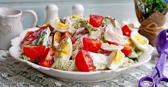 Салат с куриной грудкой, овощами и йогуртом