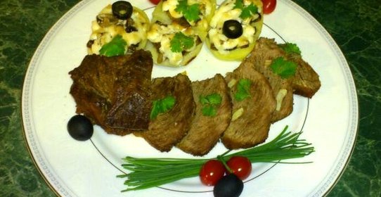 Печеная телятина и печеный картофель с опятами и луком