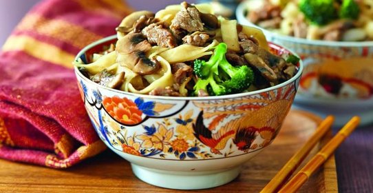 Говядина с лапшой и овощами по-китайски