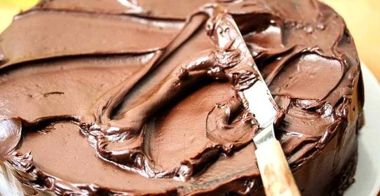 Торт с кусочками бисквита и фруктами