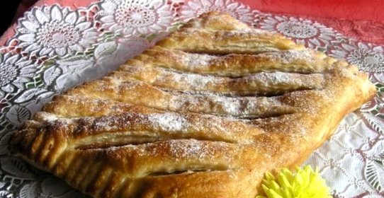 Пирог из слоеного теста с вареньем