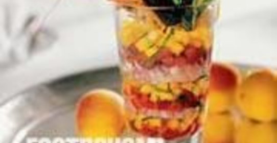 Коктейль из абрикосов, помидоров и речных раков