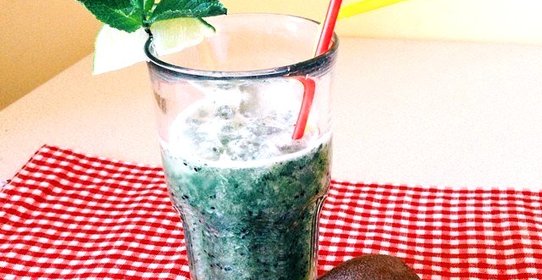 Зеленый коктейль из киви, петрушки и меда