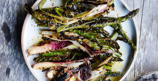 Спаржа и зеленый лук в лимонной заправке