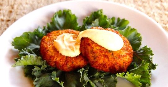 Котлеты из лосося с луком