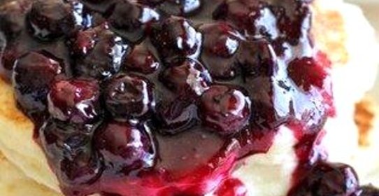 Лимонные блины с рикоттой и черничным соусом