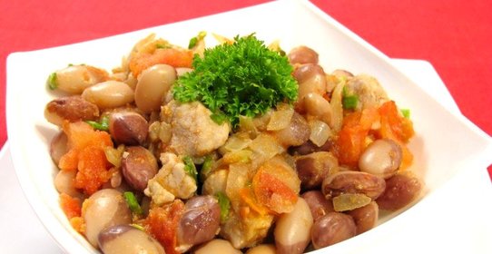 Свинина с фасолью и помидорами