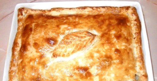 Пирог с мясом из слоеного дрожжевого теста