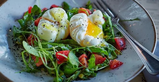 Салат с авокадо и яйцом-пашот