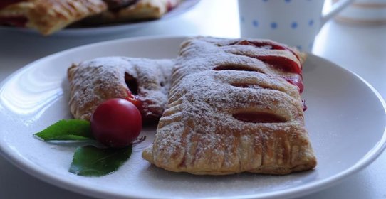 Слоённые пирожки с алычой