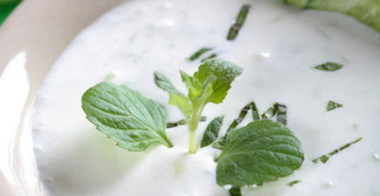 Белый гаспачо с виноградом и огурцами