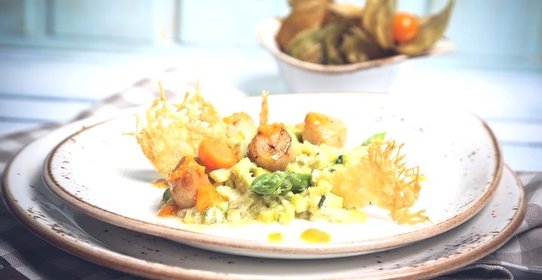 Морской гребешок с овощным ризотто и пармезаном