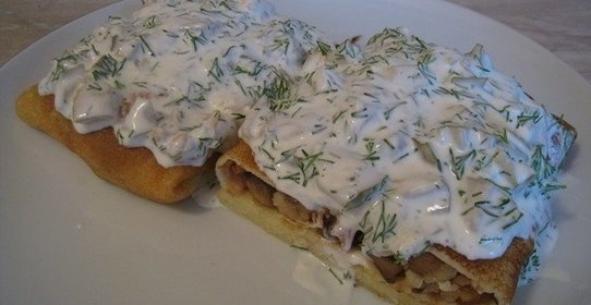 Блины с куриным филе, грибами и сыром