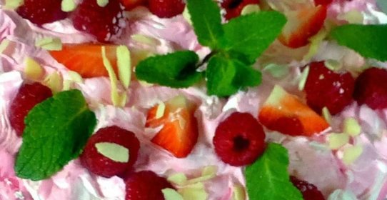 Розовый торт - холодный Чизкейк с ягодами