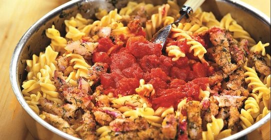 Паста с жареной барабулькой в томатном соусе