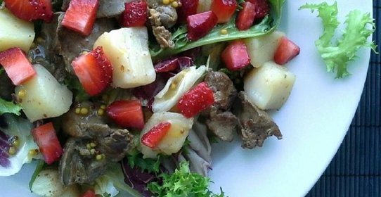 Теплый салат с куриной печенью и морскими гребешками