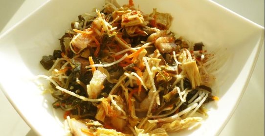 Салат из сельди с морской капустой