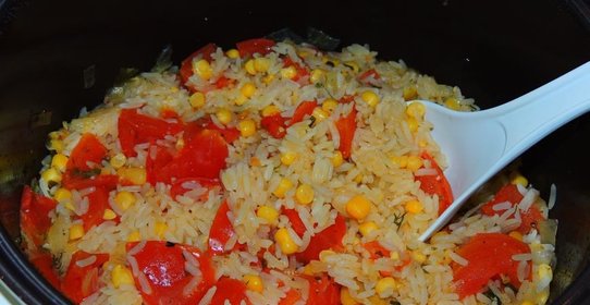 Рис с помидорами в мультиварке
