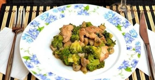 Курица с брокколи и грибами