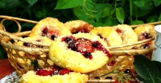 Плюшки творожные с ягодами