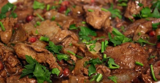 Куриная печень с гранатом и кунжутным соусом