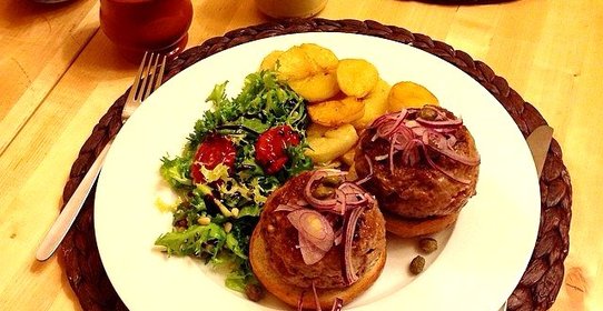 Говяжьи бургеры с голубым сыром, виски, красным луком и горчицей, с гарниром из картофеля