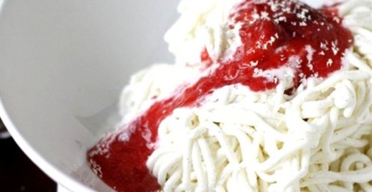 Замороженные спагетти с клубничным соусом