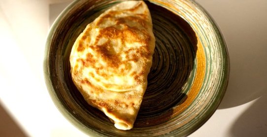 Сырная лепешка с базиликом