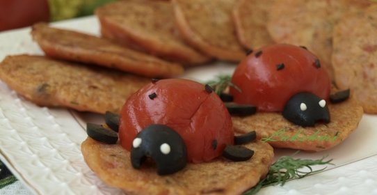 Помидорные оладушки с фетой и маслинами