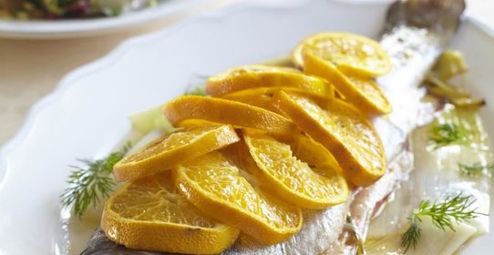 Рыба с травами, мандаринами и запеченным пореем