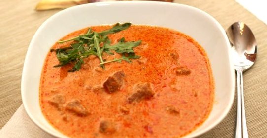 Гуляш из свинины с помидорами